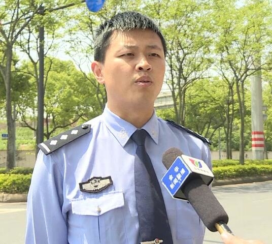 霸气!这个刷爆朋友圈的金华交警上浙江