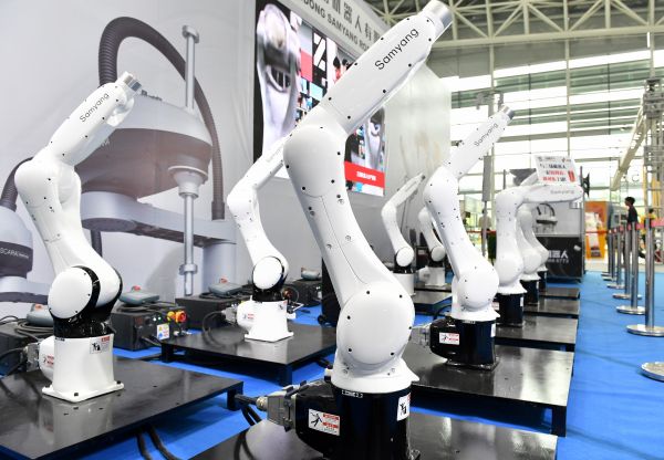 资料图：一家中国工业机器人制造企业在国际“互联网+”博览会上展示机器人产品。