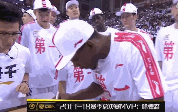 换了新笔之后,哈德森还试了下,使劲摇晃了几次之后,才开始下笔签名.