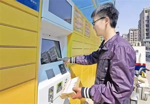 投递员在河北唐山市街头使用智能快递柜存储快件。 新华社记者 李俊义摄