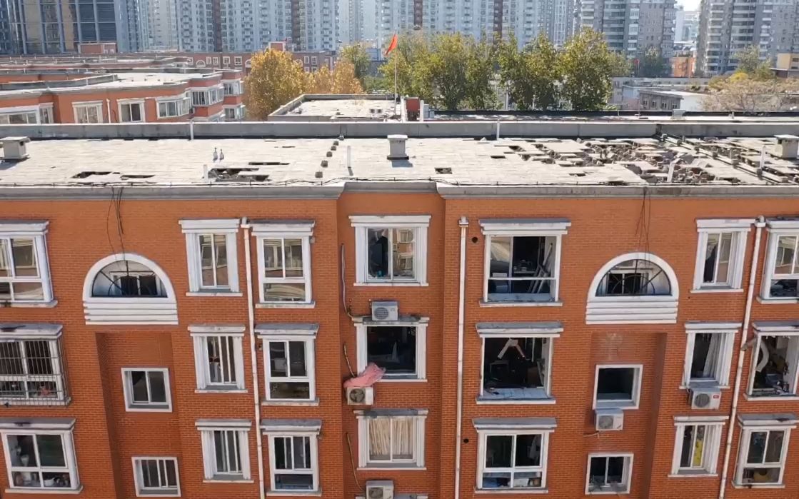 事发住民楼部分衡宇的玻璃碎裂。新京报记者 寇家祥 摄