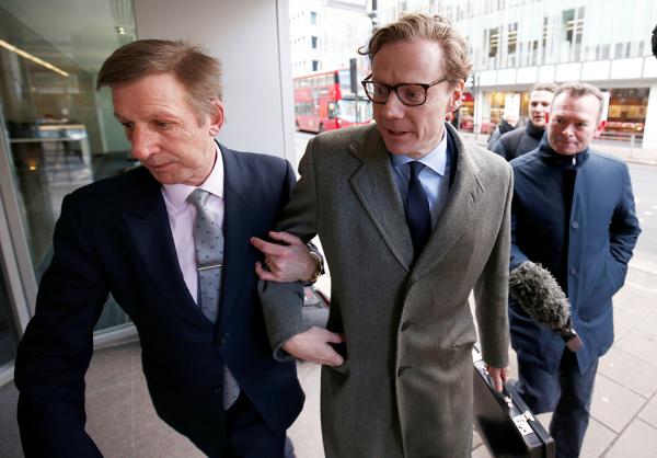 当地时间2018年3月20日，英国伦敦，Cambridge Analytica 的CEO Alexander Nix（图中）抵达办公室。 视觉中国 图