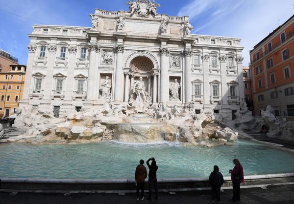  3月9日，在意大利罗马，人们游览许愿池。