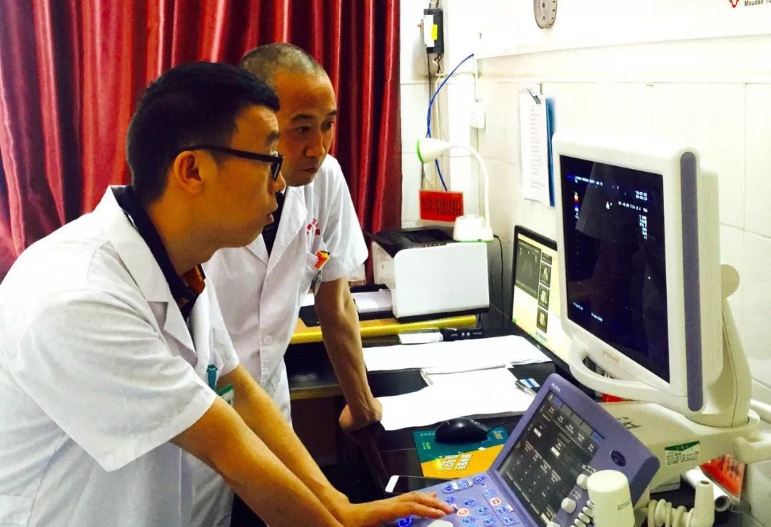 重庆三峡中心医院专家赶往苏马荡,引发千人围