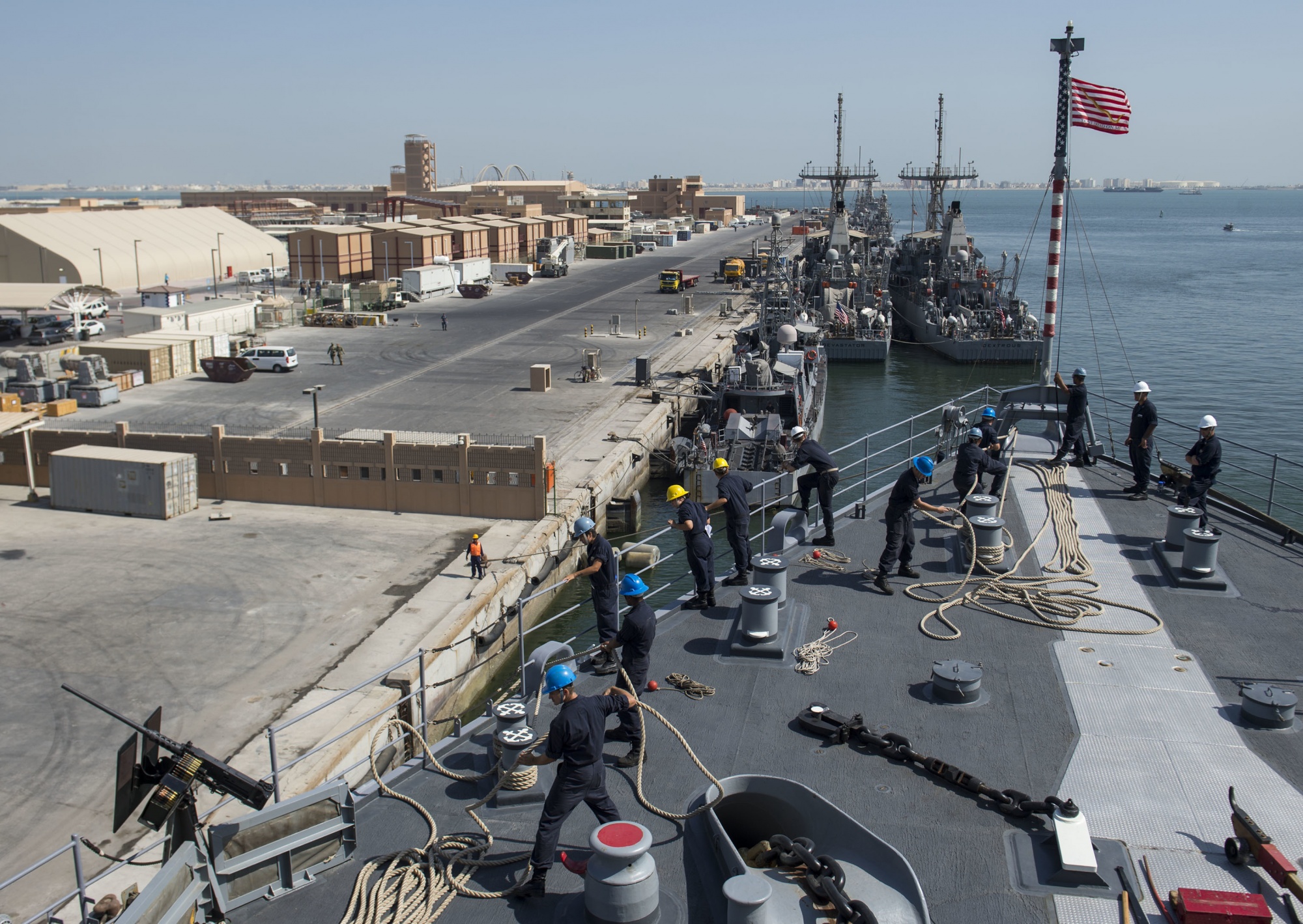 美国海军“康斯塔克”号船坞登陆舰准备离开巴林的米娜·萨勒曼港（Mina Salman）图源：美国海军