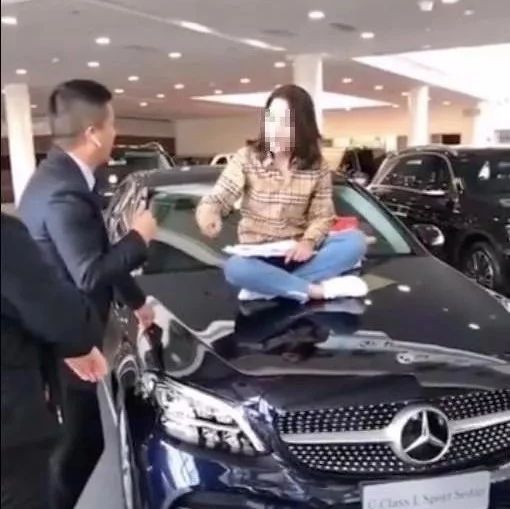 “引擎盖”有点忙！又见女车主坐引擎盖维权，网友：一大波车主正赶来！
