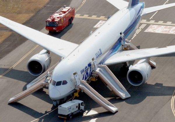 2013年1月16日,日本全日空波音787客机紧急迫降。(路透社)