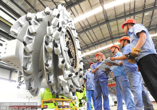 2019年6月19日,江苏省连云港市海州开发区内,科研人员正在对智能采煤设备进行技术攻关。 耿玉和摄(人民图片)