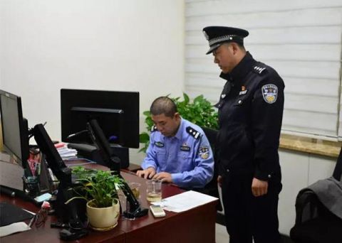 胆大逃犯出入境窗口办证,女辅警机智应对将其
