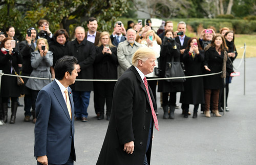 资料图：美国总统特朗普（右）与日本首相安倍晋三。新华社记者 殷博古 摄