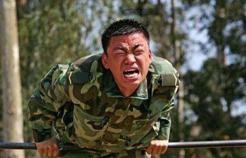 拉单杠时，很适合思考人生