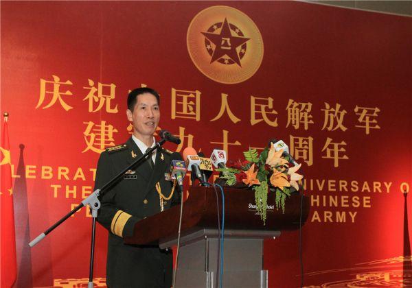图为中国驻斯里兰卡使馆武官许建伟