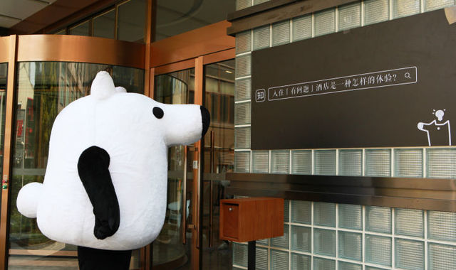 知乎和亚朵合开酒店，蓝标事件当事人道歉删文 | 乙方日报