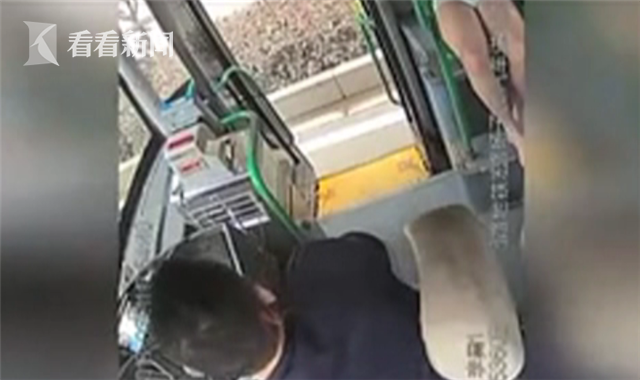 优等生成绩下滑被扒光赶出门 委屈坐公交找奶