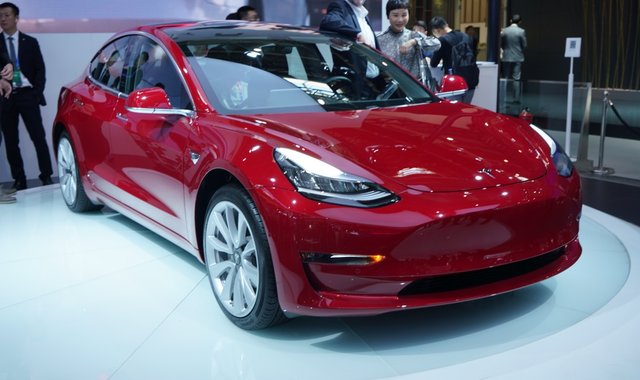 特斯拉首次参加北京车展被围观，Model 3 来了 | 2018 北京车展