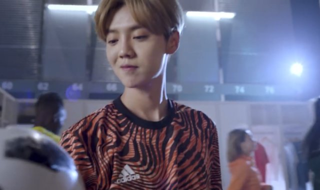 阿迪达斯世界杯广告发布,一口气网罗了 56 个球