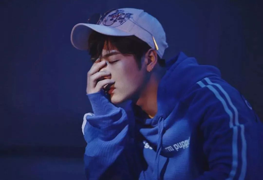 王嘉尔的衣柜里真的只有一条黑裤子?