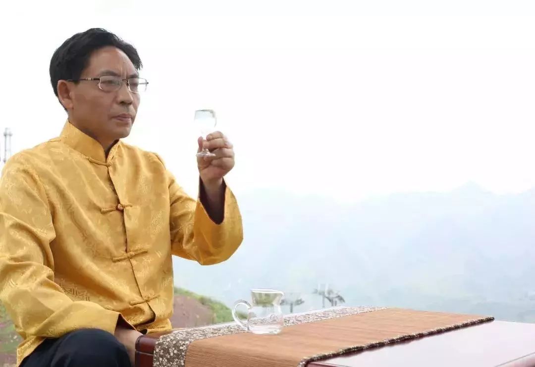震惊！中国酱香酒大师梁明锋揭秘白酒“内幕”，喝酒的人都得看看！