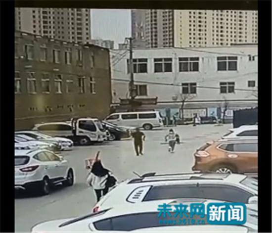 李明君跑到井边救助落入井中的孩子 来源于网络视频截图