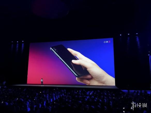 小米8正式亮相:四种配色 一键隐藏刘海屏 !