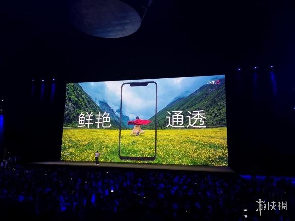 小米8正式亮相:四种配色 一键隐藏刘海屏 !
