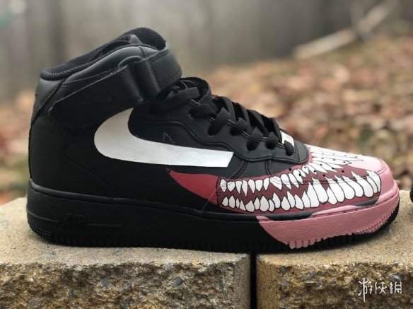 粉色长舌太亮眼!漫威粉丝定制“毒液”款耐克AF1跑鞋