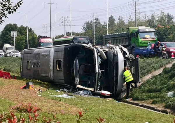 浙江绍兴一大巴和渣运车相撞后翻车 逾40人受伤