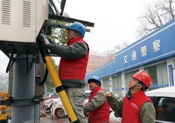 检修路灯设备 方便市民夜间出行
