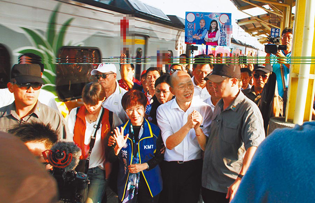 韩国瑜搭乘永保安康火车，希望全台民众都能永保安康。（图片来源：台湾“中时电子报”）