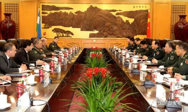 4月21日,国务委员兼国防部长魏凤和在北京与来访的乌兹别克斯坦国防部长阿济佐夫举行会谈。张宇 摄
