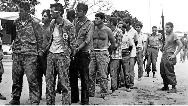 (1961年4月 “猪湾事件”入侵者被捕者画面 图片来源:AFP )