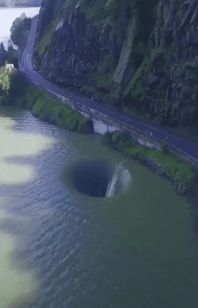 我这一棒子下去居然没有打碎 动图 小姐姐摔疼了么