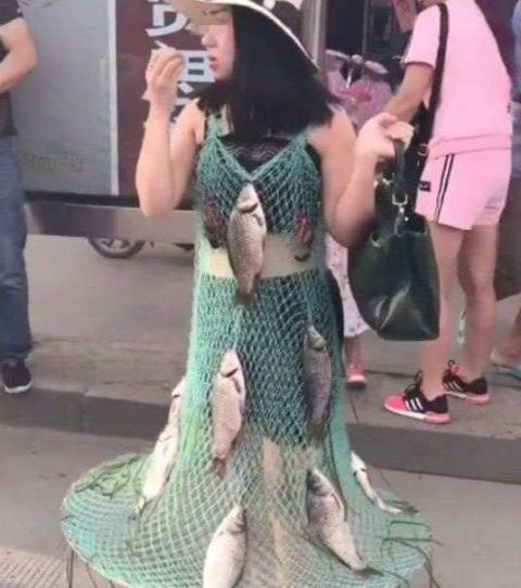 女子穿着渔网裙,引起人们的围观,原因把人笑坏了