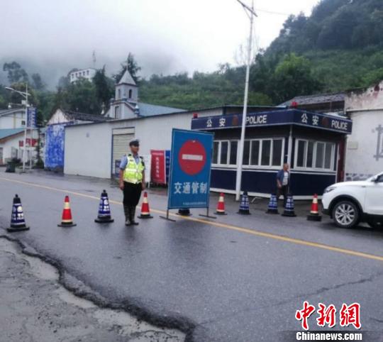 交警对道路实施交通管制。 平武交警提供 摄