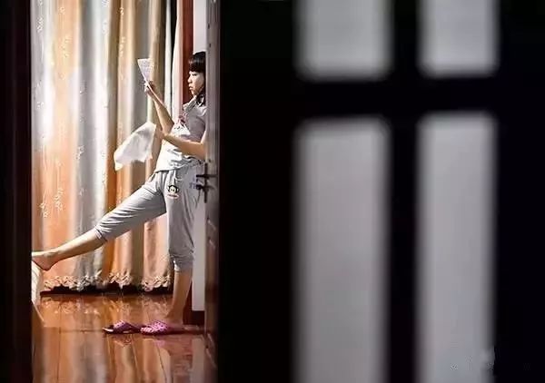 “明天還得接著考,晚上,女兒在房間里做最后的復習。”(圖源:青島日報)