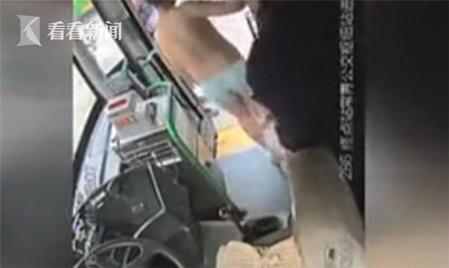 优等生成绩下滑被扒光赶出门 委屈坐公交找奶