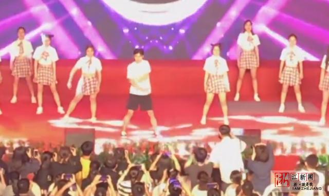 C位出道!男生站C位领舞跳《卡路里》Hold住全