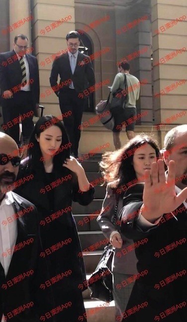 董璇出席高云翔案庭审获飞吻 穿黑衣面容憔悴