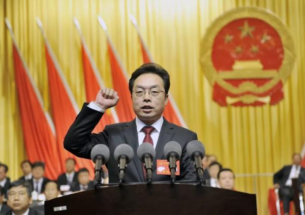 新当选的运城市人民政府市长朱鹏进行宪法宣誓。微信公众号“运城新闻网” 图