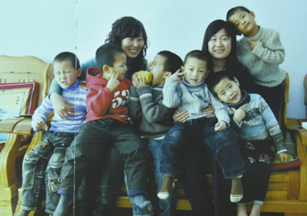 4月17日，来自山东日照的安康妈妈李向南和孩子们一起翻看老照片回忆过去。本文图均为华西都市报 图