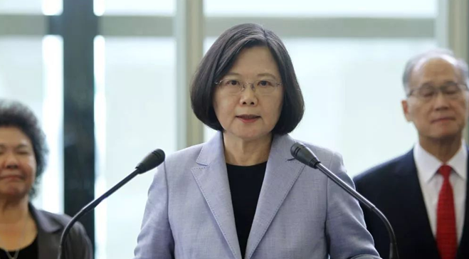 蔡英文(中)(图片来源:台媒)
