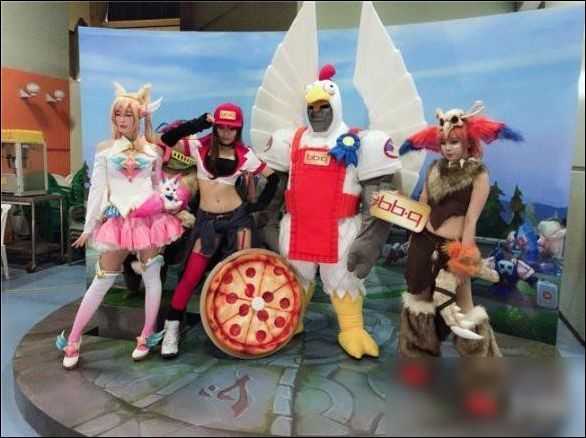 而令玩家尖叫欢呼的韩国知名cosplay团体螺旋猫也亮相总决赛现场,并