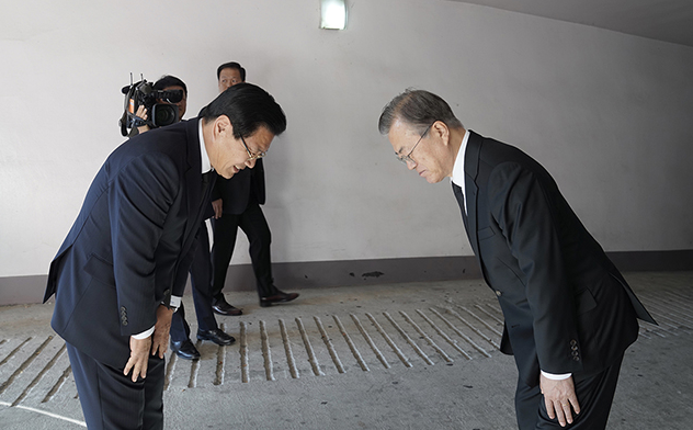 10月31日,“我们共和党”代表洪文钟(左)吊唁文在寅母亲。(青瓦台)