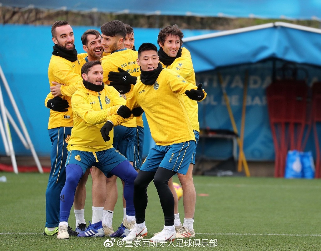 西班牙人又晒武磊训练照,没想到勾肩搭背来得