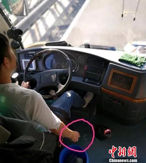 乘客劝阻大巴司机抽烟遭狂怼：疲倦时抽根烟怎么了