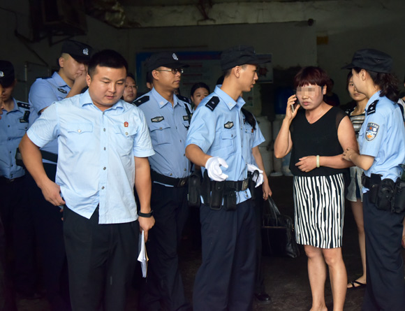 劳动合同判赔9.4万元赖着不给 法院强制执行女