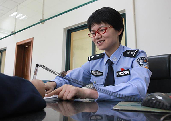 老伯去香港奔丧证件却逾期 上海出入境工作人