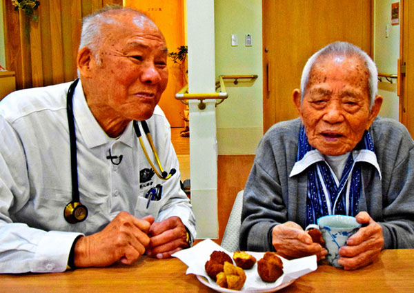 日本101岁医生出诊给110岁老人看病:想工作到