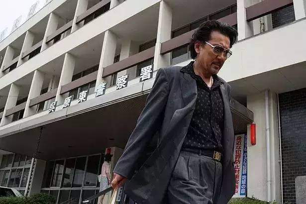 他行事极为不正派,在审讯室就对报案人起了色心。