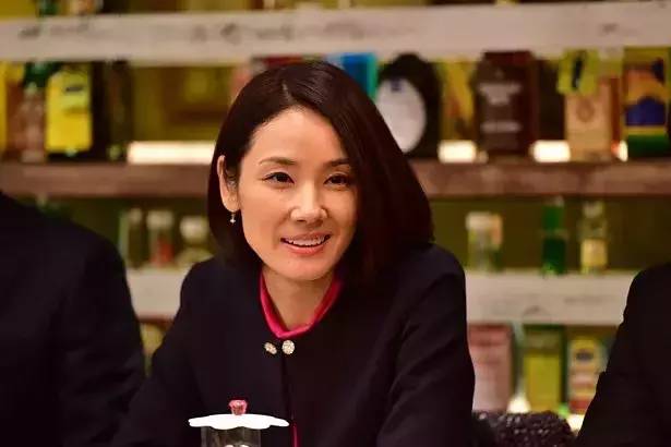 而且从当时首能干的短发就成了她的标志。